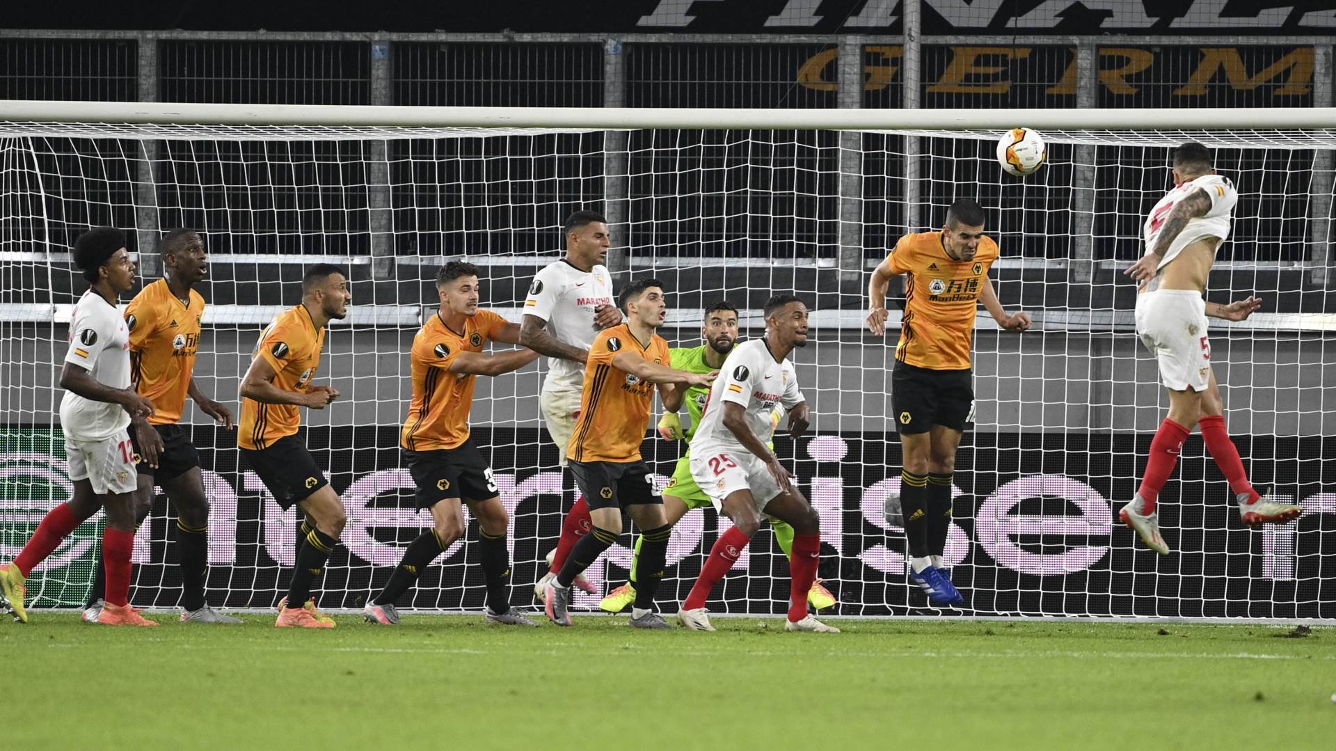  Sevilja je CAR Lige Evrope, ne pomaže ni "nauljeni" Adama! Srpski golman primio četiri gola protiv Šahtjora... 