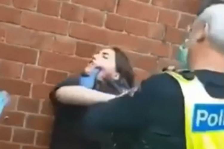  Internetom se širi BRUTALNI SNIMAK : Policajci srušili na zemlju devojku koja NIJE IMALA MASKU (VIDEO) 