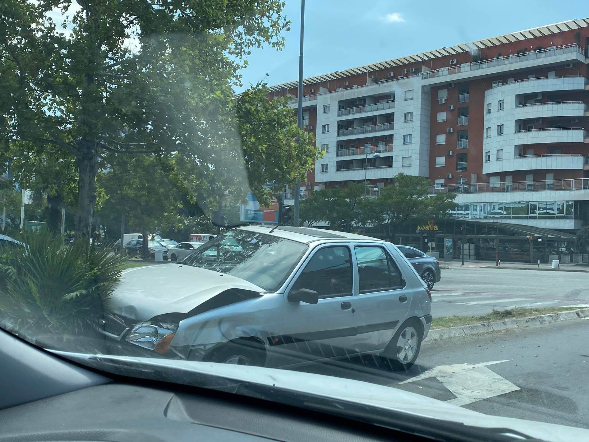  UDES u Podgorici! Sudarila se dva automobila, jedan završio među PALMAMA! (FOTO) 