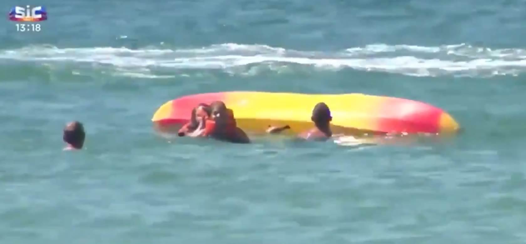  ŠMEKERSKI: Predsednik (71) SPASAO dve žene na moru, bacio se u talase, otplivao do njih i dovukao ih na sigurno 