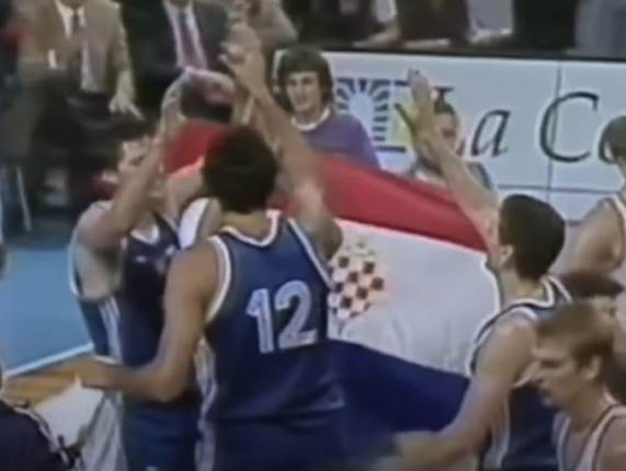  Pre-30-godina-Vlade-Divac-oteo-hrvatsku-zastavu-kosarka-Jugoslavija-video. 