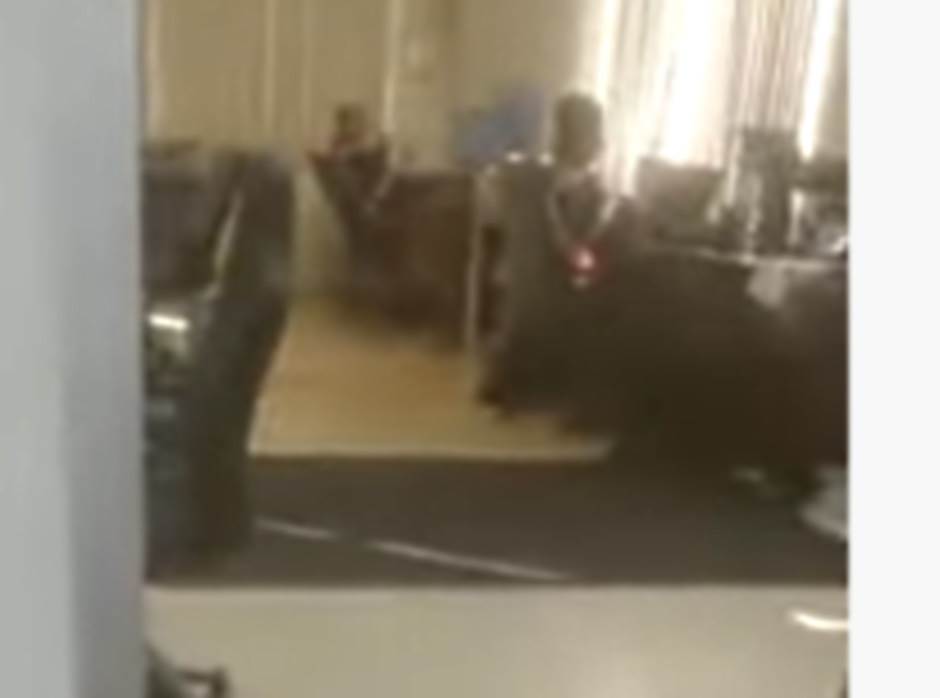  ŠOK u kancelariji: Prestravio se kada je video MEDVEDA koji je ušetao (VIDEO) 