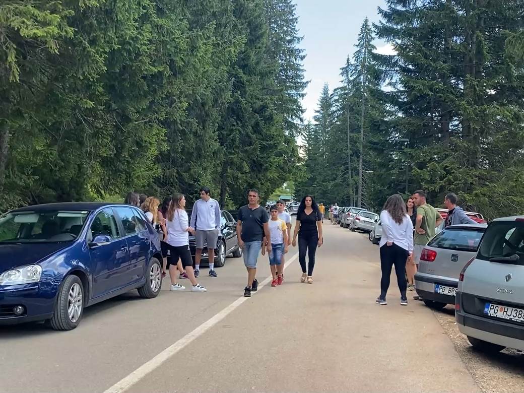  Crno jezero žabljak automobili parking na žabljaku turisti ljeto 2020 