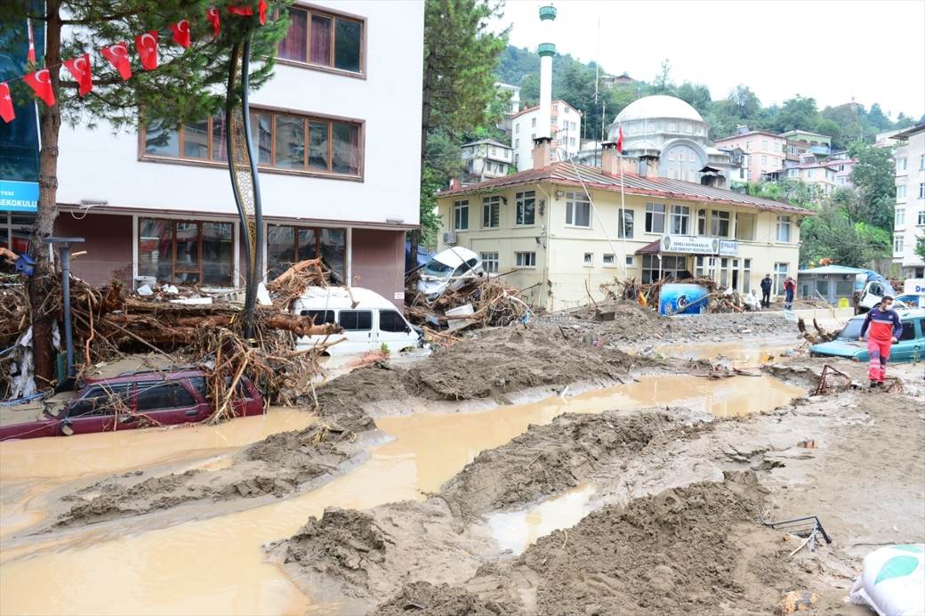  APOKALIPTIČNE SCENE NA OBALI CRNOG MORA: Poplave odnele najmanje 7 života, bujica nosila sve pred sobom (VIDEO) 
