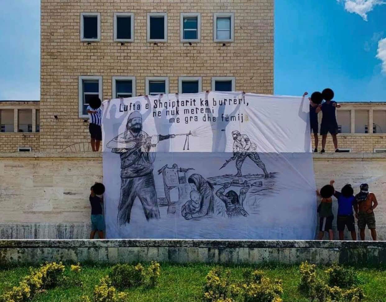  SKANDAL U TIRANI: Transparent na kome vojnik puca na ženu i decu! 