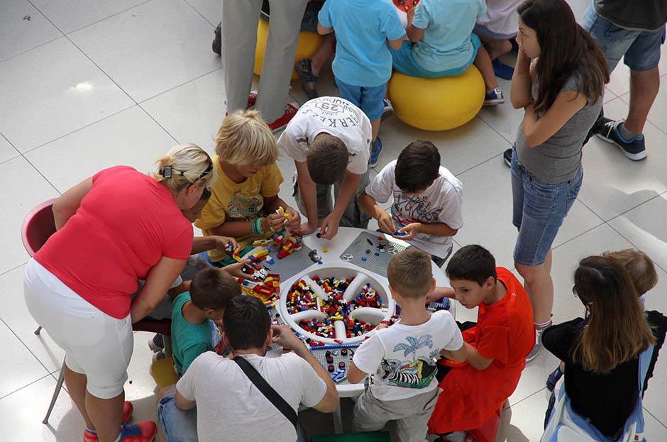  VAŠE DETE VOLI LEGO? Stručnjaci objašnjavaju zašto su kocke odlična igračka za mališane 