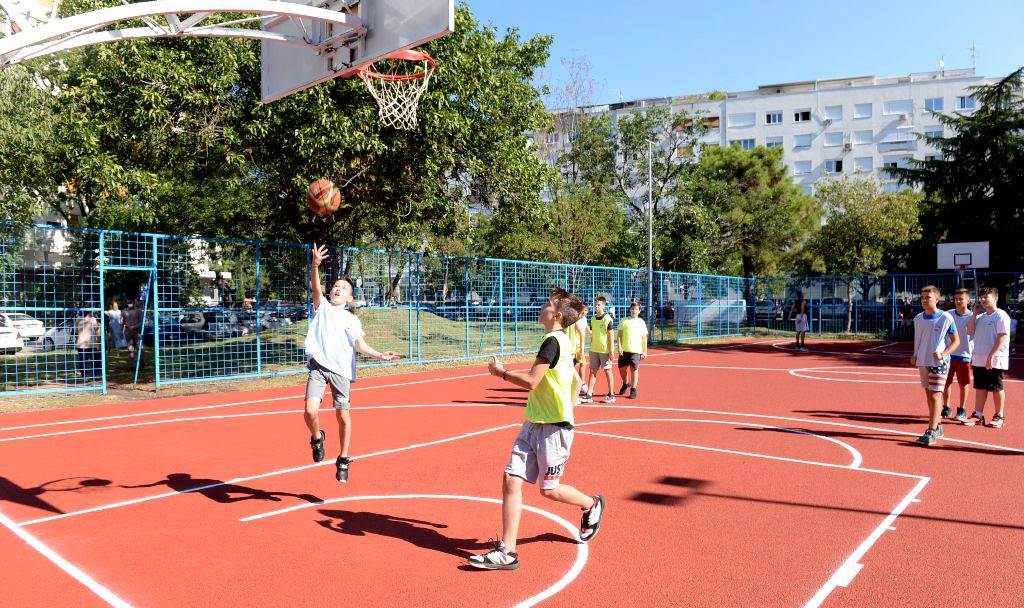  Rekonstruisan kultni košarkaški teren iza zgrade SIMPO, uskoro i novo dječije igralište u ovom kvart 