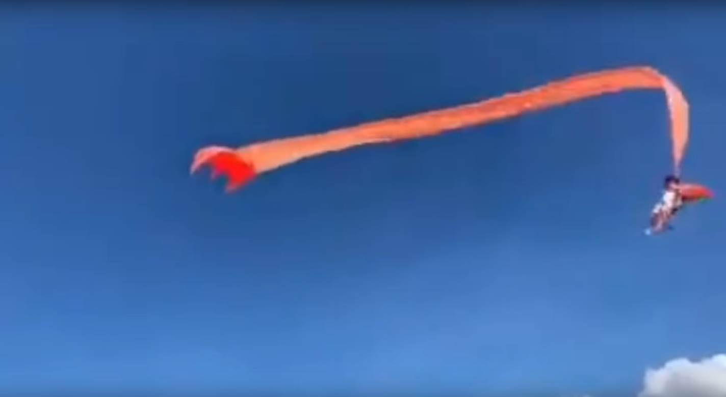  Devojčica je poletjela držeći se za rep narandžastog zmaja 