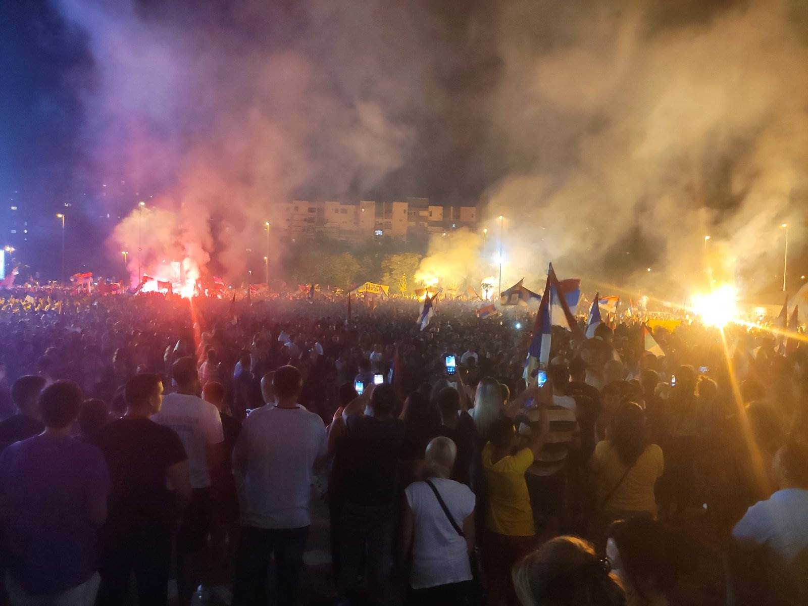  Opozicija ispred hrama proslavila pobjedu (FOTO, VIDEO) 