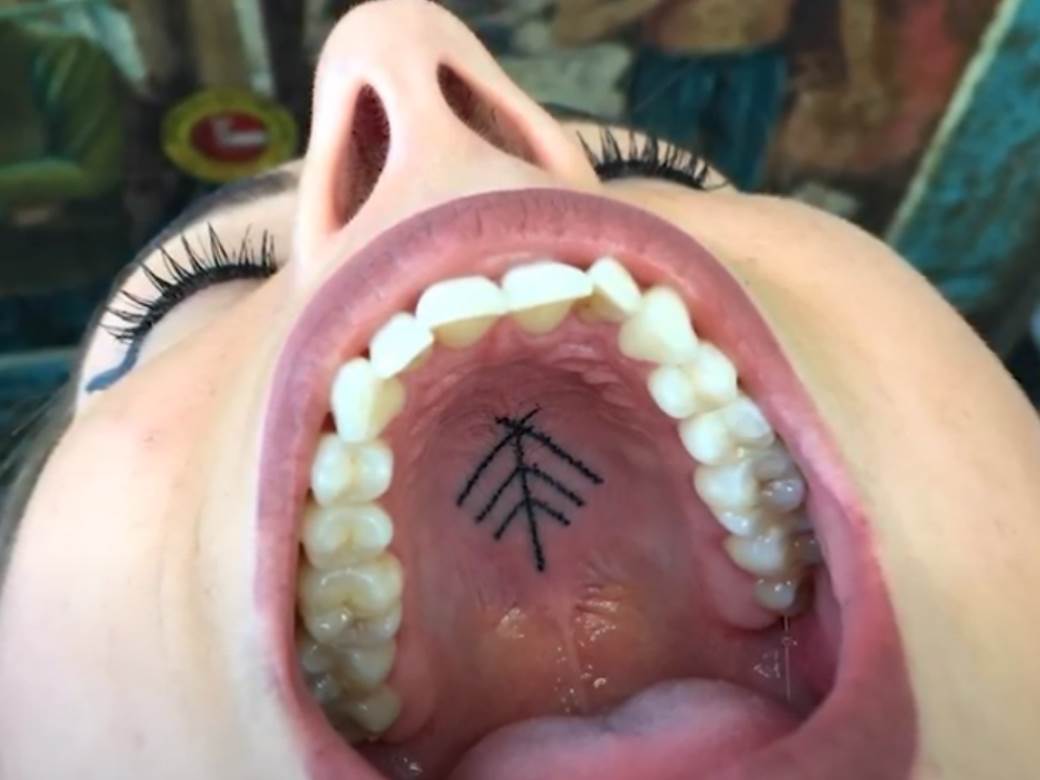 I bizarno i glupo - pored svih mesta, da li je moguće da ljudi tetoviraju i OVO!? (VIDEO) 