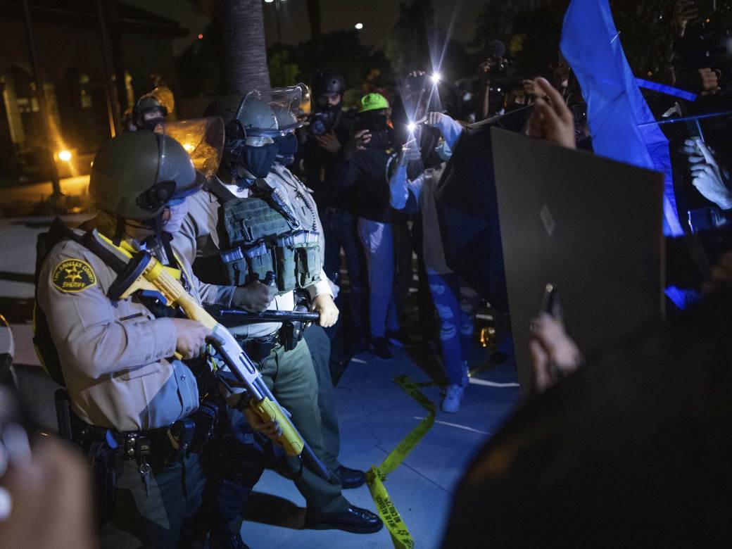  BRUTALNO UBIJEN JOŠ JEDAN AFROAMERIKANAC: Policajci mu sasuli 20 metaka s leđa, Los Anđeles na nogama (FOTO, VIDEO) 