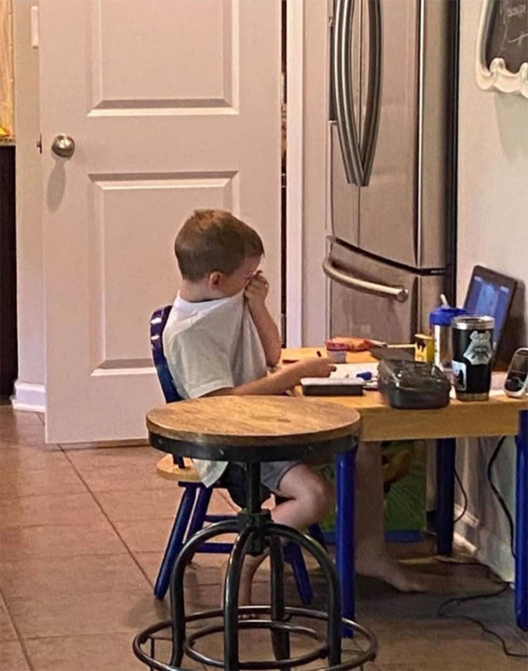  ŠKOLA U DOBA KORONE: Mama objavila sliku uplakanog dječaka koji pohađa onlajn nastavu 