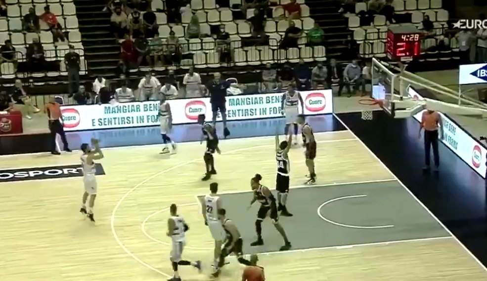  TEOVA HIT "ODBRANA": Okrenuo mu leđa, udaljio se četiri metra... Pogledajte! 