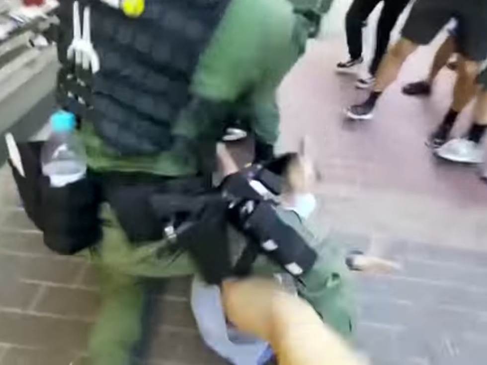  hongkong-policija-brutalno-devojcica-prekomerna-sila-video 