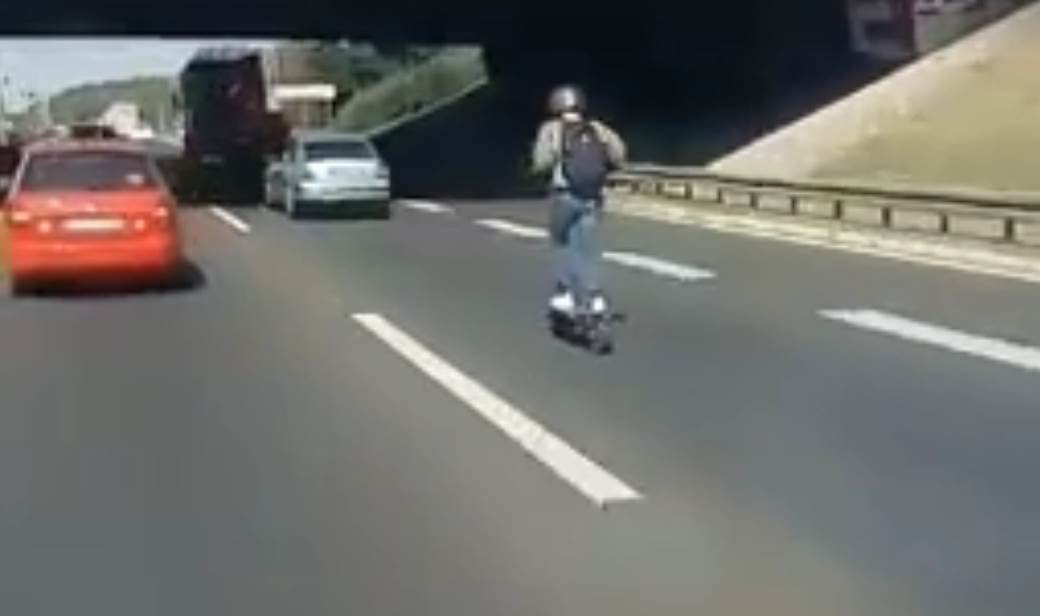  VOZAČI U BEOGRADU SU BILI ZBUNJENI I U ŠOKU: Električnim trotinetom po autoputu pretiče vozila i vozi 80 km/h! VIDEO 