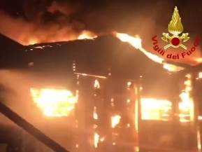  NEZAPAMĆEN POŽAR NA JADRANU: Zapalilo se nekoliko skladišta u italijanskoj luci (FOTO, VIDEO) 