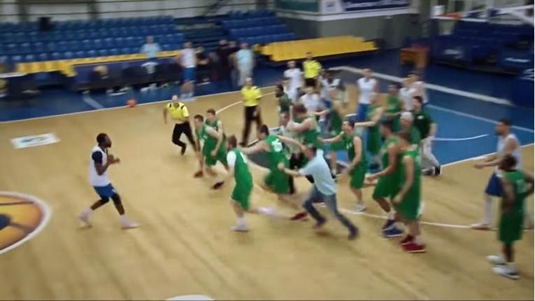  OVAKVU TUČU JOŠ NISMO VIDELI: Svi se pesničili na prijateljskoj košarkaškoj utakmici! 