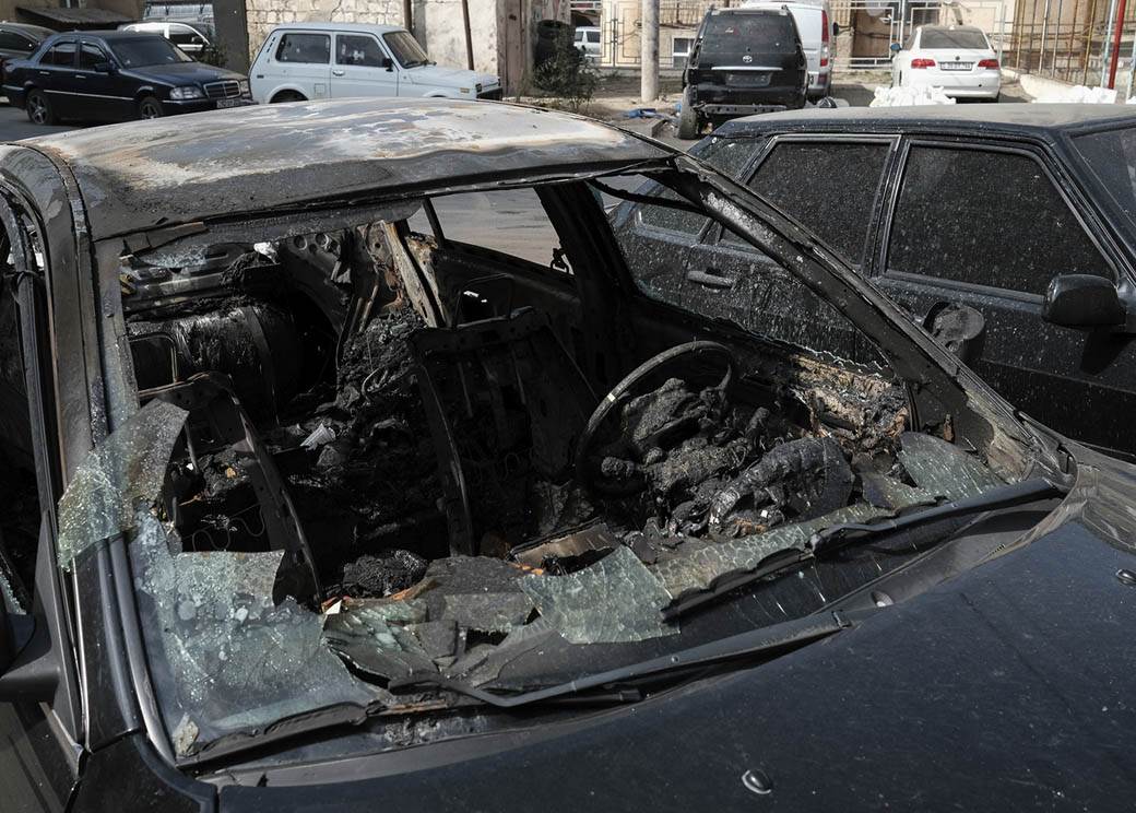  RANJENI NOVINARI U KRITIČNOM STANJU: Za njima ostao uništen automobil i krvava sedišta (FOTO) 