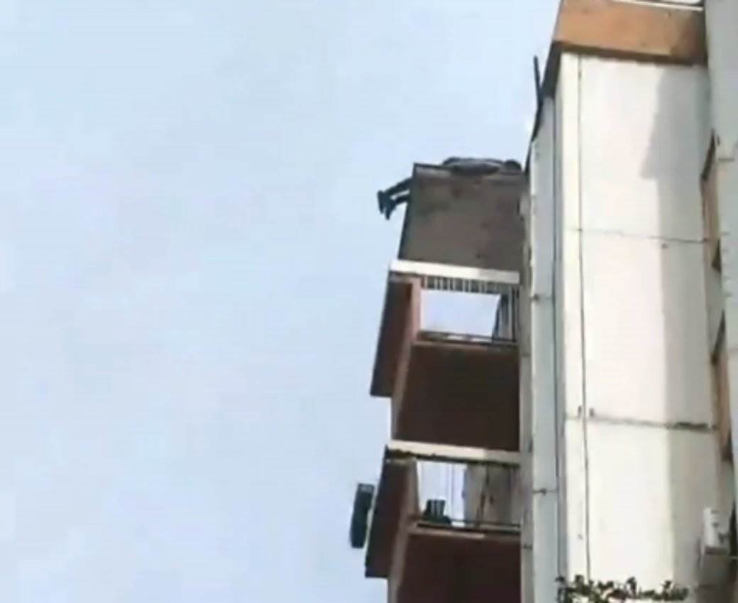  NESVAKIDAŠNJI SLUČAJ U BEOGRADU! Muškarac nije skočio sa zgrade, već SPAVAO na krovu! (VIDEO) 