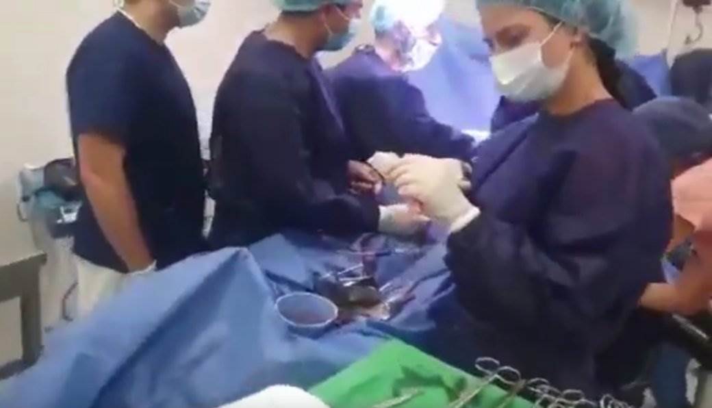  UZNEMIRUJUĆE SCENE IZ RATNE BOLNICE: Procurio snimak operacije ranjenog ruskog novinara (VIDEO) 