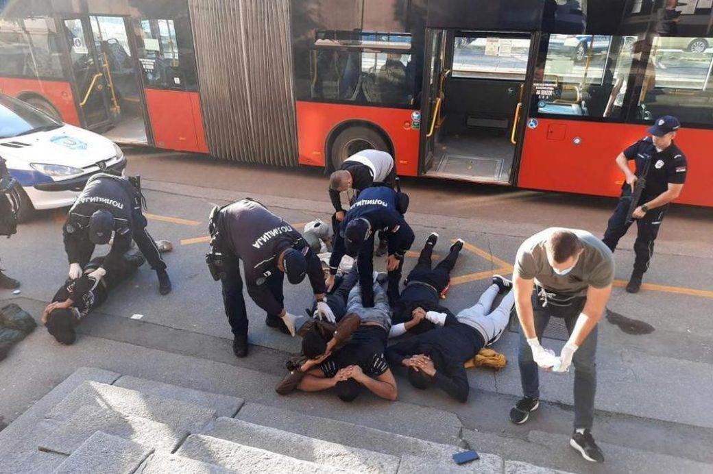  FILMSKA AKCIJA POLICIJE U CENTRU BEOGRADA! Migrante izveli iz autobusa i našli im drogu 