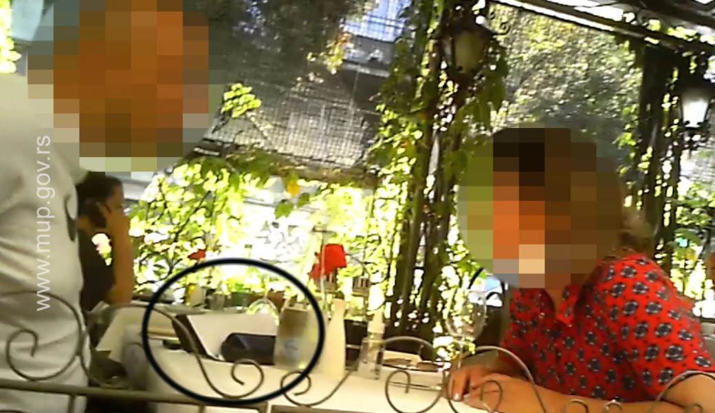  POGLEDAJTE SNIMAK HAPŠENJA: Pomoćnica srpskog ministra uhvaćena tokom primanja mita! (VIDEO) 