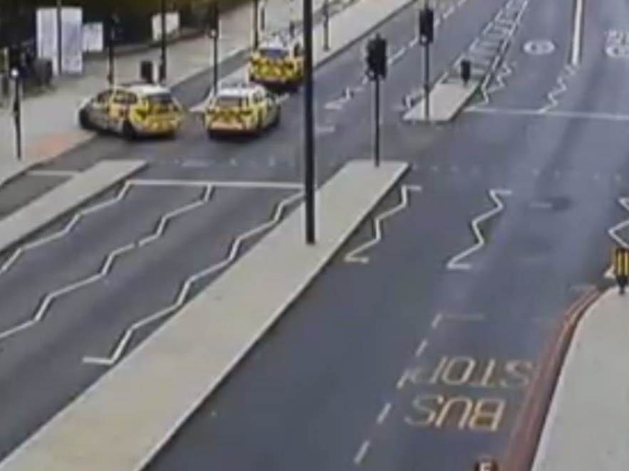  HAOS U LONDONU,DIGNUTA UZBUNA! Blokirani putevi i mostovi, evakuisana bolnica - policija na sve strane (VIDEO) 