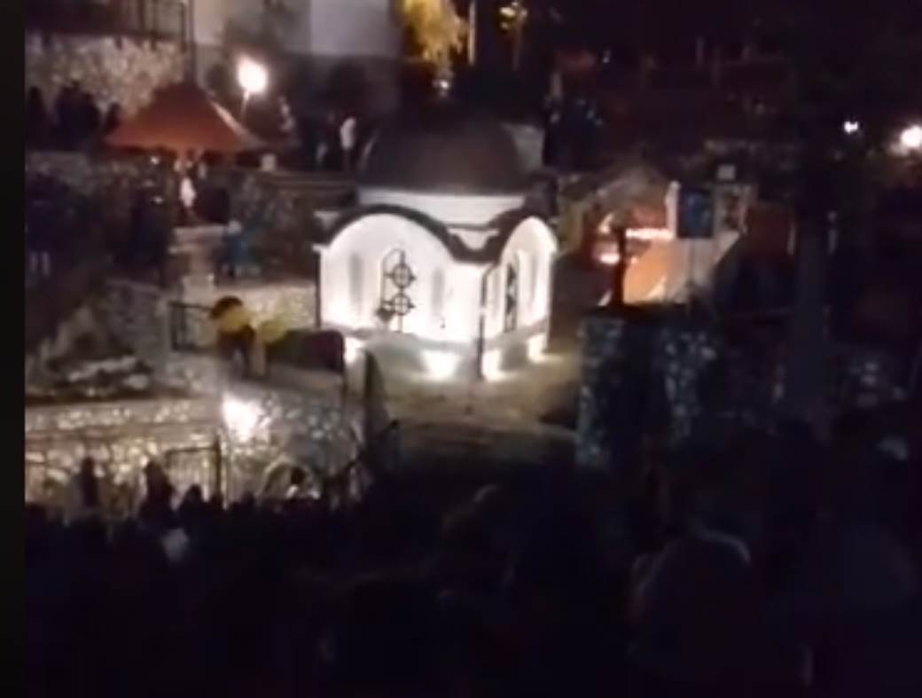  EKSPLOZIJA KORONE U SRBIJI: "BOMBA" ispred manastira Đunis, sjatile se hiljade vjernika! VIDEO 