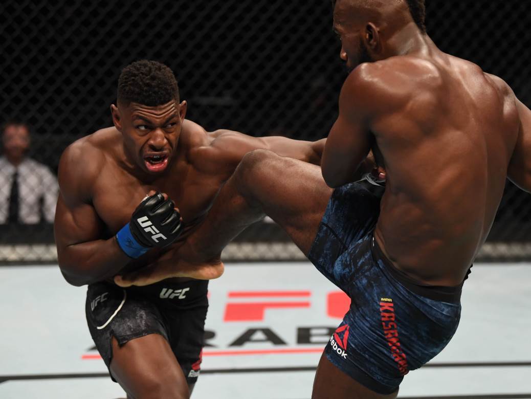  NOVA MMA SENZACIJA RADI U APOTECI! Prvo je zaludeo svet, a onda ga i zapanjio jer se vratio na posao 