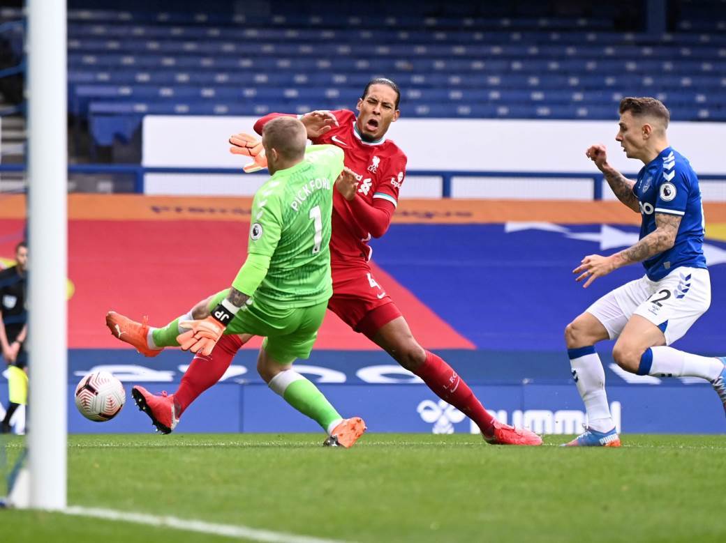  SKANDAL POTRESA PREMIJER LIGU: Sudija nije znao pravila! 