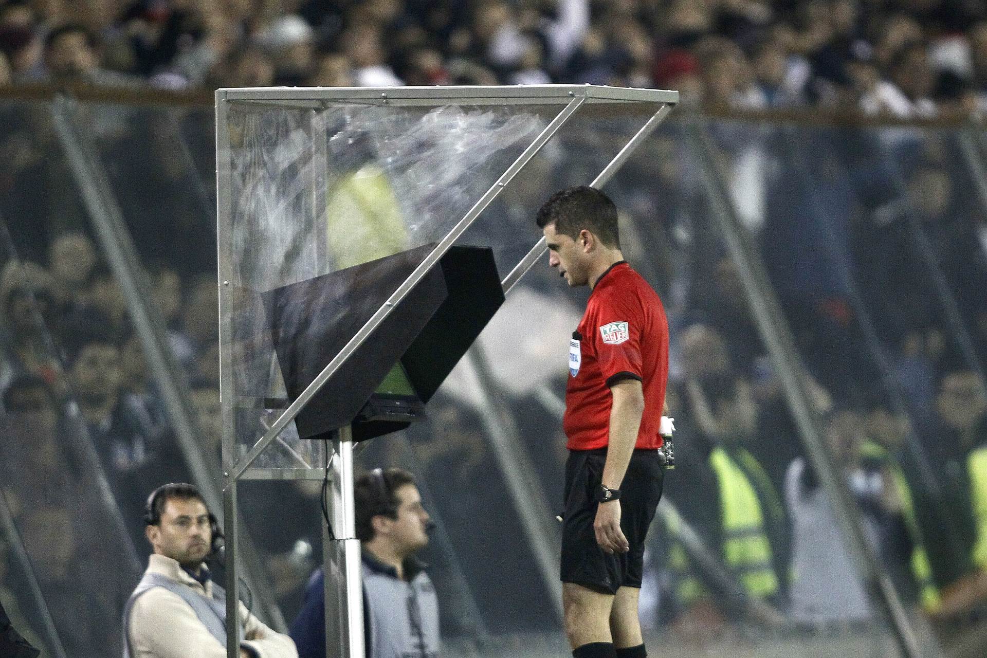  SUDIJA POZVAO VAR I IZBLAMIRAO SE: Italijan u 94. minutu hteo pomoć koja ne postoji, umalo upropastio utakmicu 