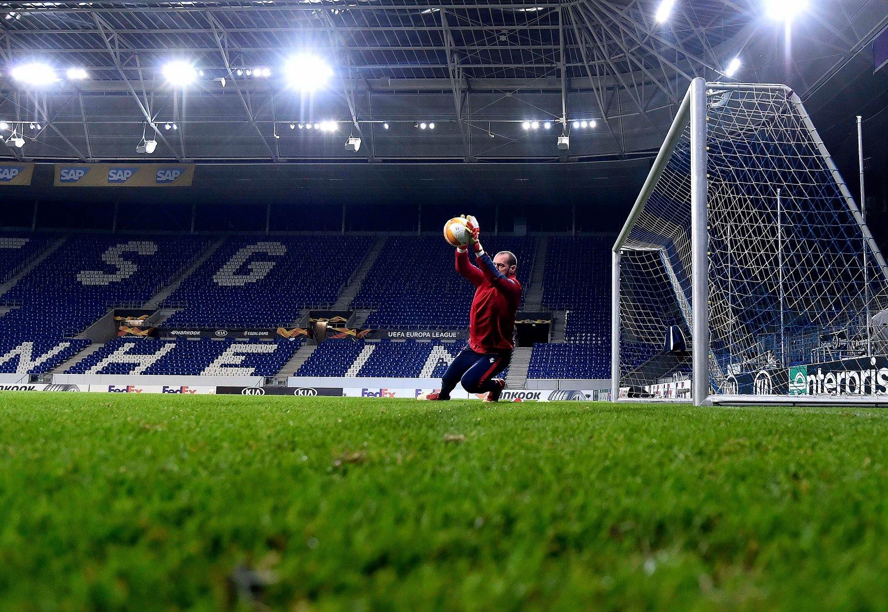  DVE NEDELJE PRED ZVEZDU, NEMCI JOŠ U VELIKOM PROBLEMU: Bundesliga ih odbila, moraju na teren! 