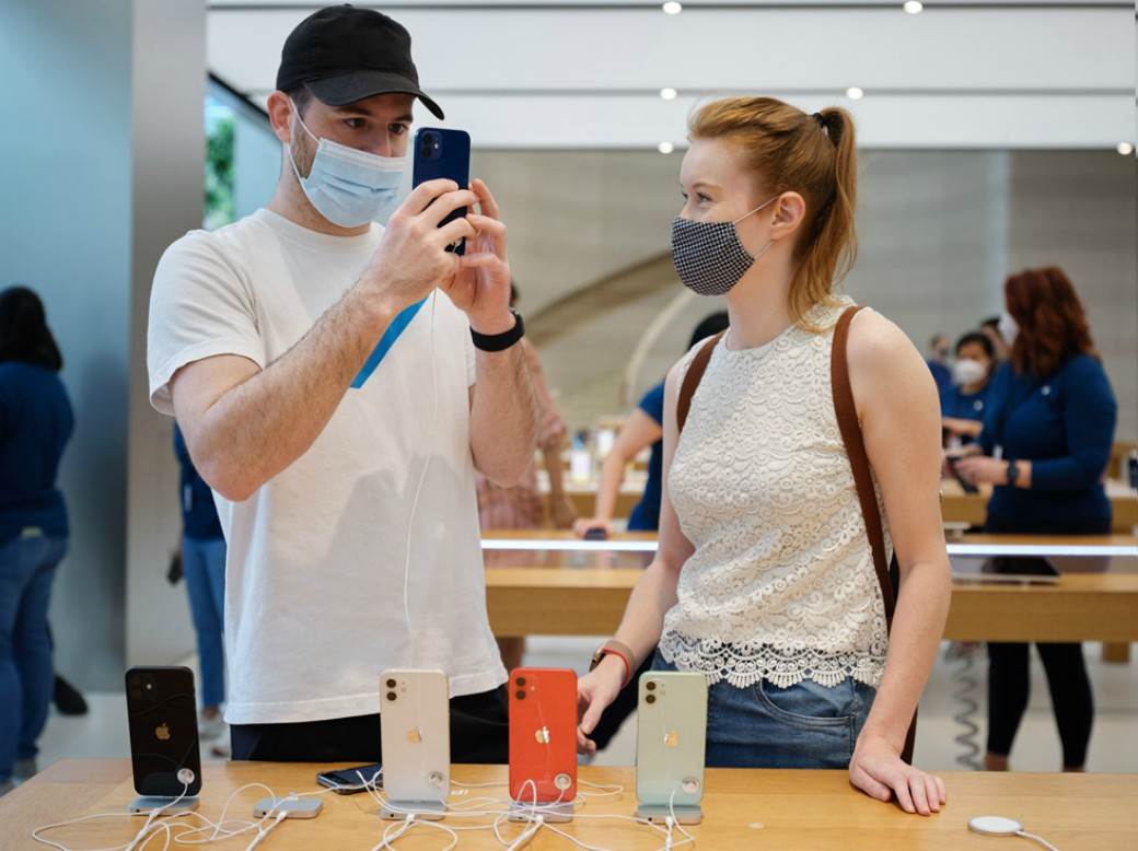  POČELO OPŠTE LUDILO, NI KORONA IH NIJE SPREČILA: Ovako je protekao prvi dan prodaje iPhone 12 telefona (FOTO/VIDEO) 