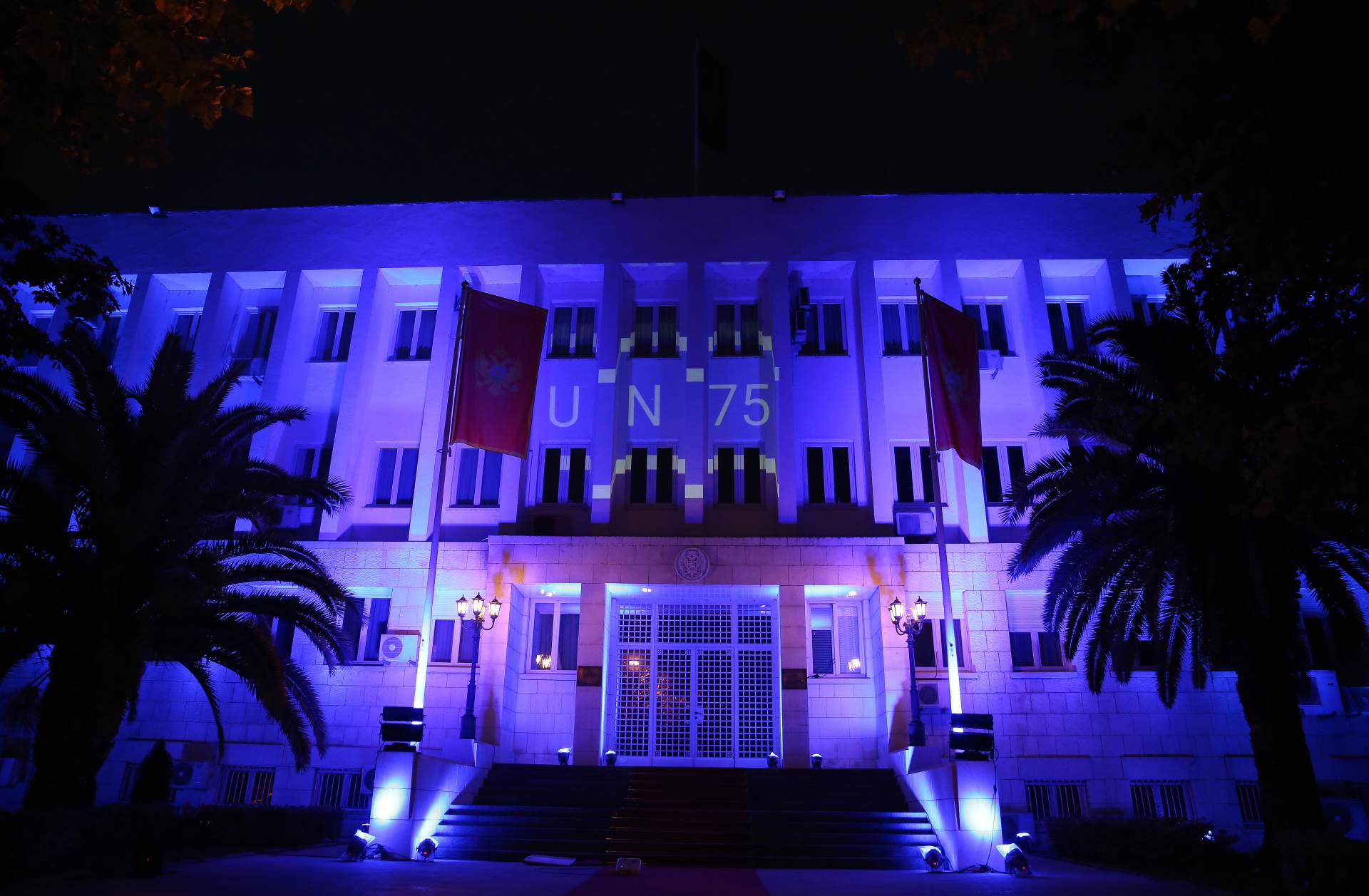  Zgrada Predsjednika Crne Gore u bojama UN-a povodom 75 godina postojanja Ujedninjenih nacija 