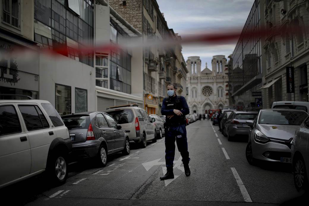  HAOS ŠIROM EVROPE! Nakon napada u Beču, u Parizu uhapšen muškarac koji je šetao sa MAČETOM U RUKAMA 