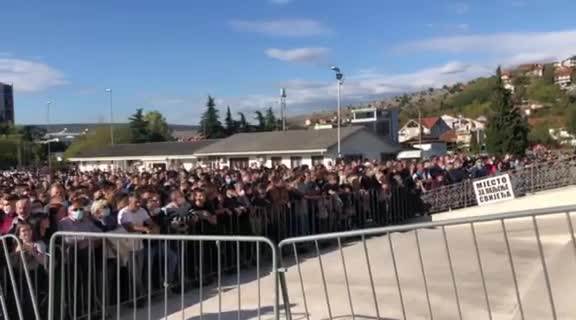  Nevenka  traži da izda nalog da se zatvori kovčeg preminulog mitropolita Amfilohija. 