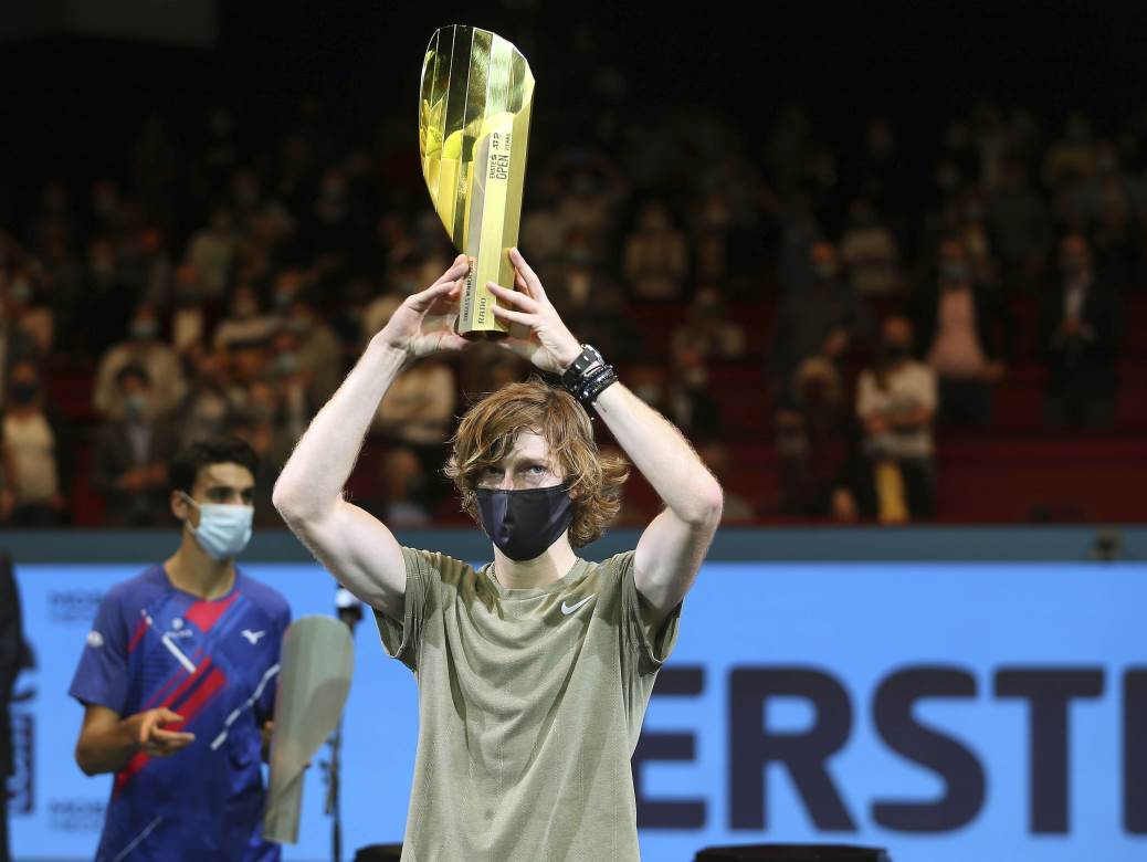  RUS POTKAČIO NADALA PRED MEČ U LONDONU 