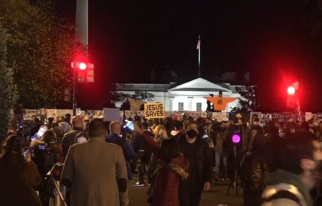  MASOVNI PROTEST ISPRED BELE KUĆE: U jeku odlučujućih izbora, demonstranti okupirali ulice Vašingtona! (VIDEO) 