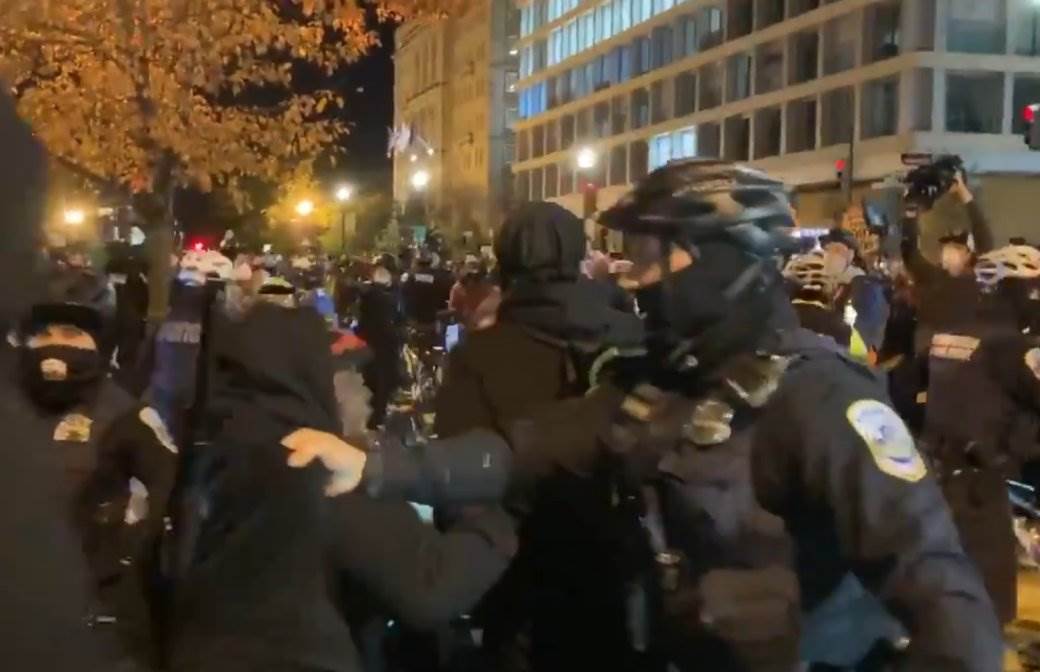  SUKOB GRAĐANA I POLICIJE ISPRED BIJELE KUĆE: Tenzije oko izbora rastu, okršaji na ulicama Vašingtona! (FOTO, VIDEO) 