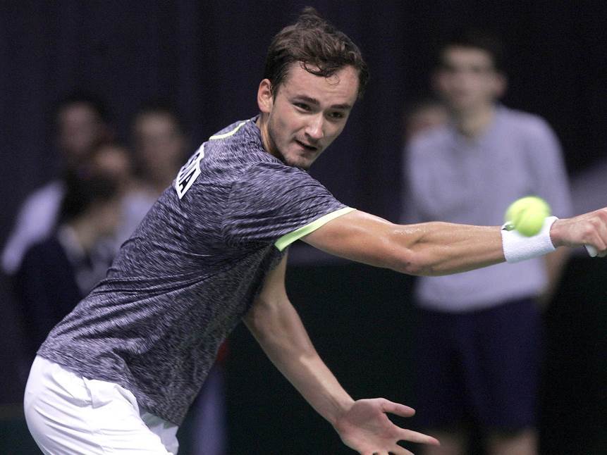  DOK FEDERER ODMARA, RUS GA SKIDA SA TRONA: Rodžere, vraćaj se, inače ode i peto mesto! 