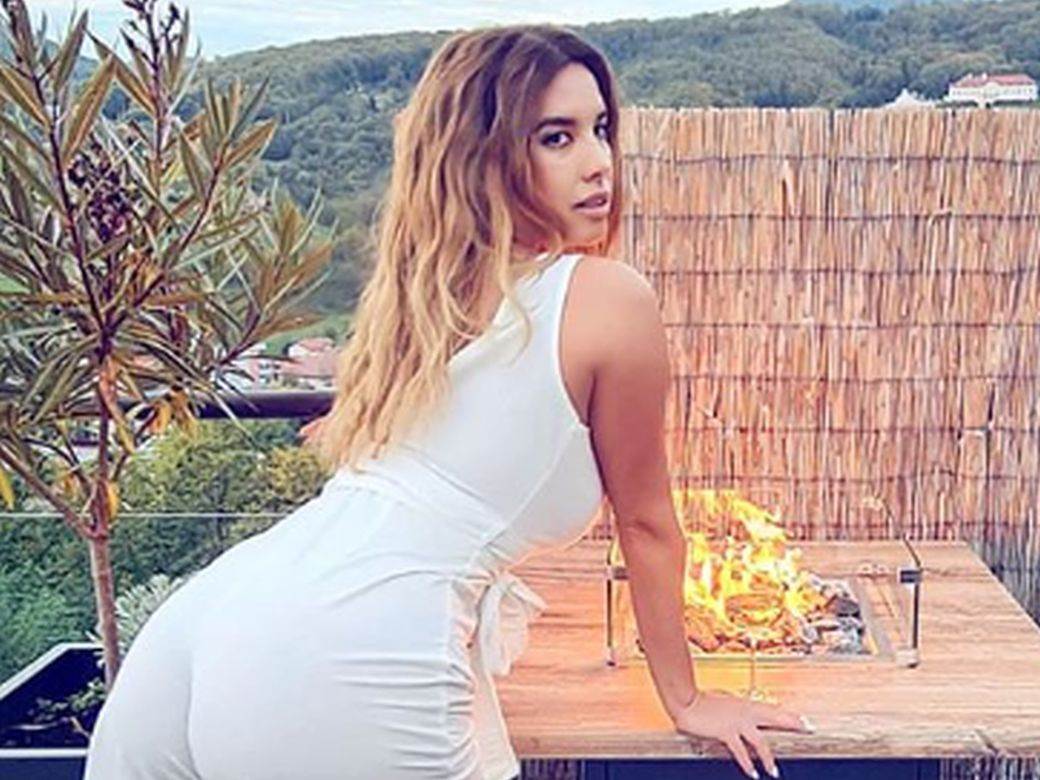  SKINULA I FARMERICE I GAĆE! Hrvatska pevačica zapalila Instagram - čučnula, sve ispalo! (FOTO) 