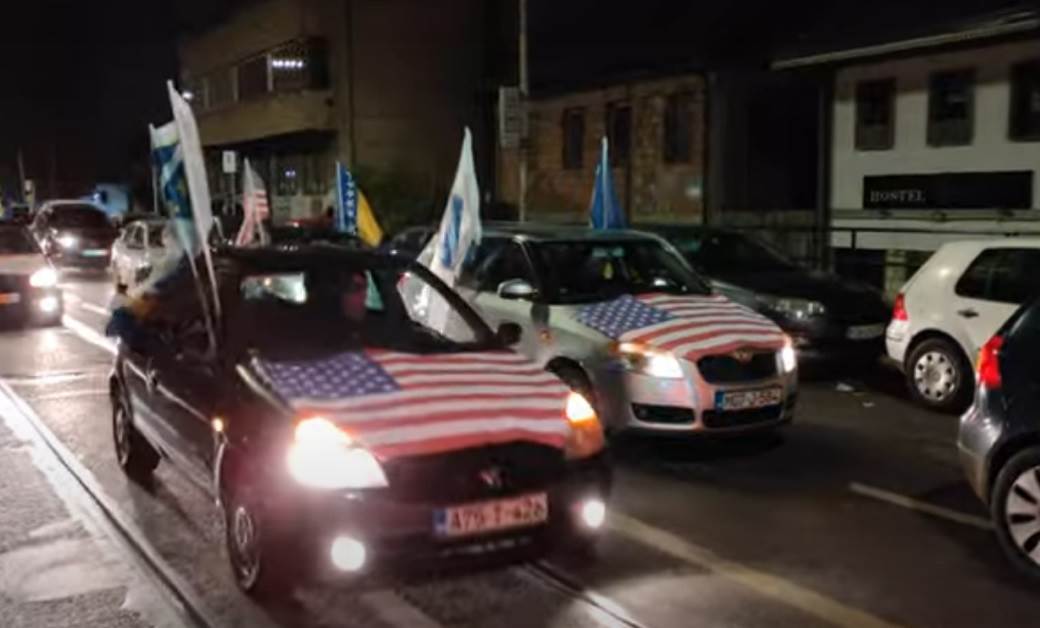  VELIKA FEŠTA NA ULICAMA SARAJEVA: Građani slave pobjedu Bajdena, vijore se američke zastave! 
