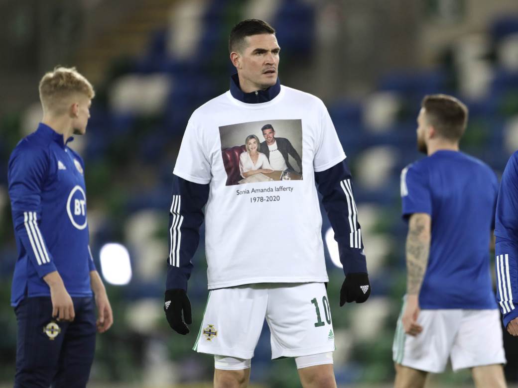  Napadač Severne Irske je sa suzama u očima napustio teren. 