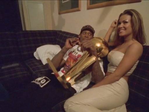  denis-rodman-karmen-elektra-brak-kontroverze-nba-sampion 