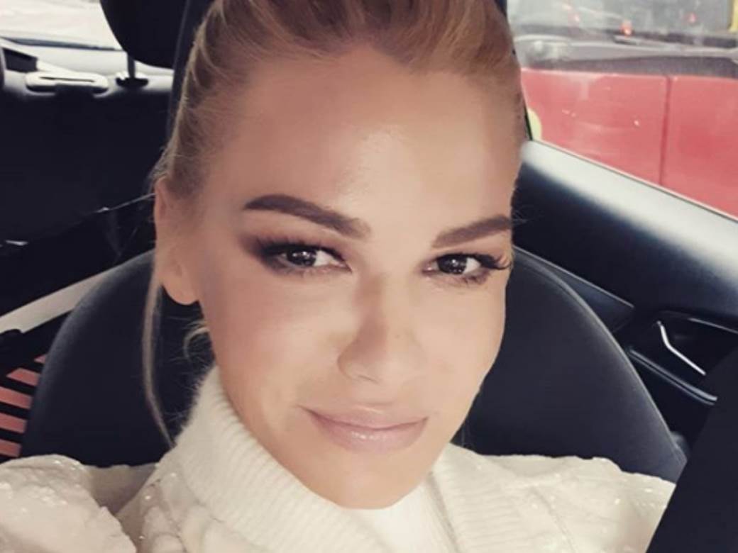  PRIRODNA I BRUTALNO DOBRA: Nataša Bekvalac izbacila grudi i selfijem bez šminke zapalila Instagram!  