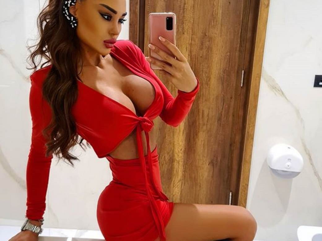  VADILA REBRA ILI ZEZNULA FOTOŠOP: Ana Korać šokirala na Instagramu - nikad veće grudi ni tanji struk 