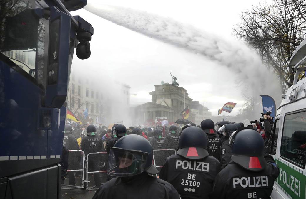  HAOS NA ULICAMA BERLINA: Demonstranti bakljama, policija na njih topovima! Uhapšeno više od 100 ljud 