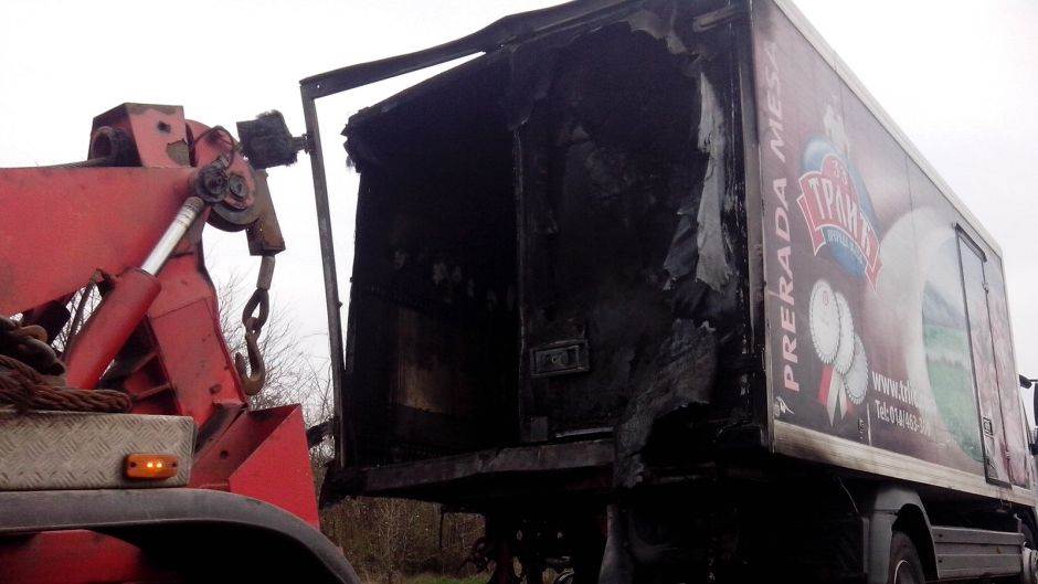  Stravična nesreća: Čovek izgoreo u sudaru! (FOTO) 