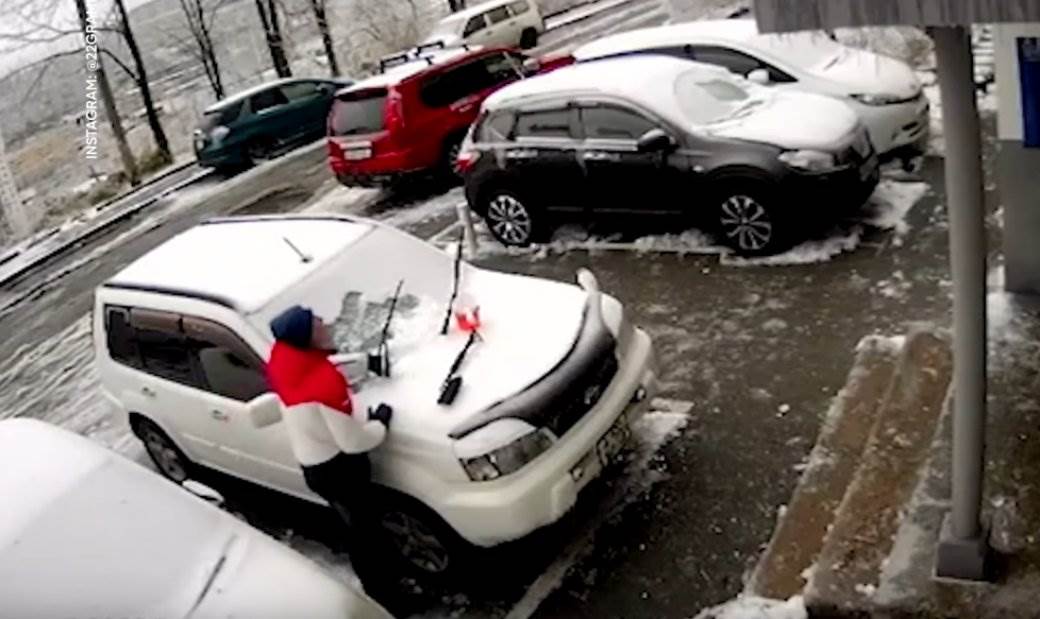  SPEKTAKULARNO: RUS IZBEGAO JEZIVU SMRT! Na njegov automobil palo DVE TONE betonskog zida sa vrha zgrade! (VIDEO) 