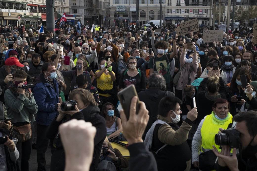  FRANCUZI NA ULICAMA PARIZA: Protesti zbog predloga zakona o policiji - "Sloboda, sloboda!" (FOTO) 